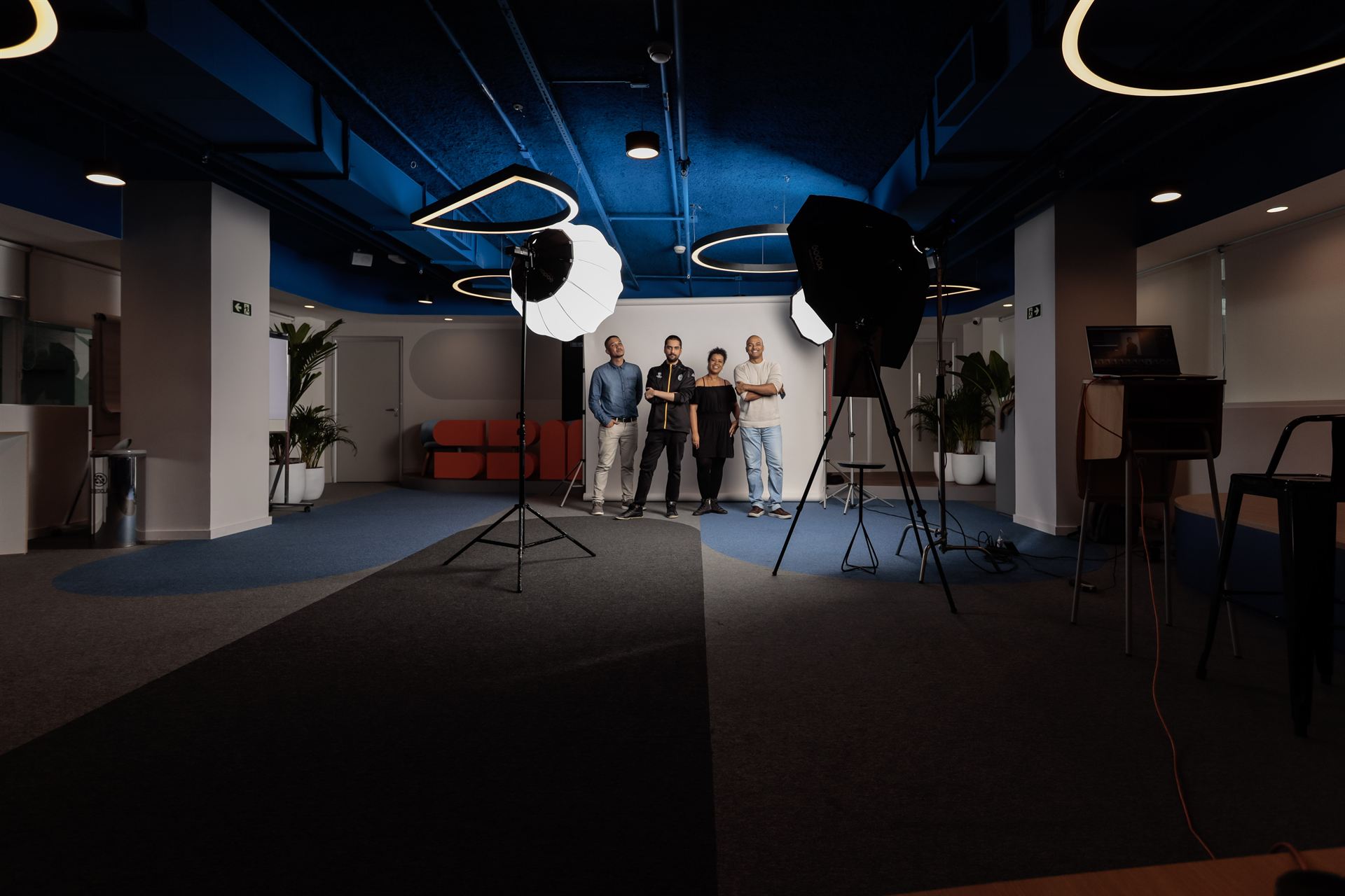 Equipe da Cofy Film montando equipamento de iluminação em um job real